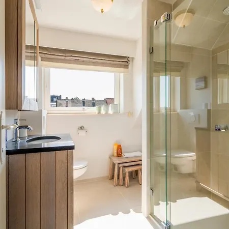 Spacious, Warm And Updated W Parking & Garden