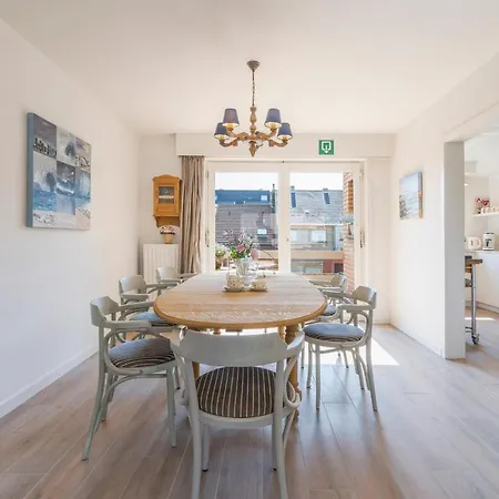 Spacious, Warm And Updated W Parking & Garden * Bredene