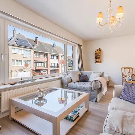 Spacious, Warm And Updated W Parking & Garden Apartment *