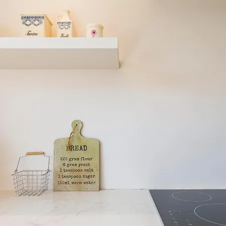 Spacious, Warm And Updated W Parking & Garden Apartment *