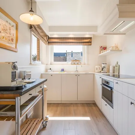 Spacious, Warm And Updated W Parking & Garden Apartment