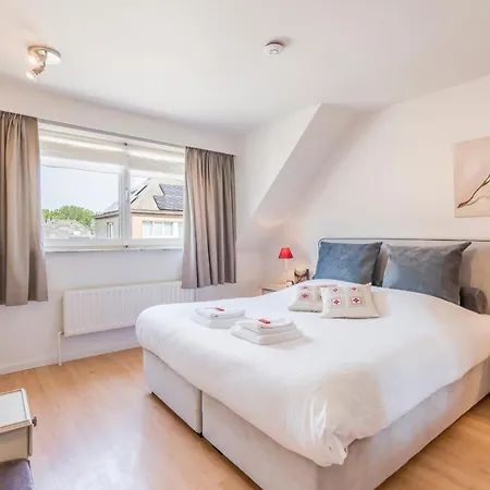 Spacious, Warm And Updated W Parking & Garden Apartment