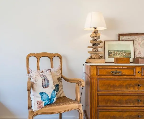 Spacious, Warm And Updated W Parking & Garden